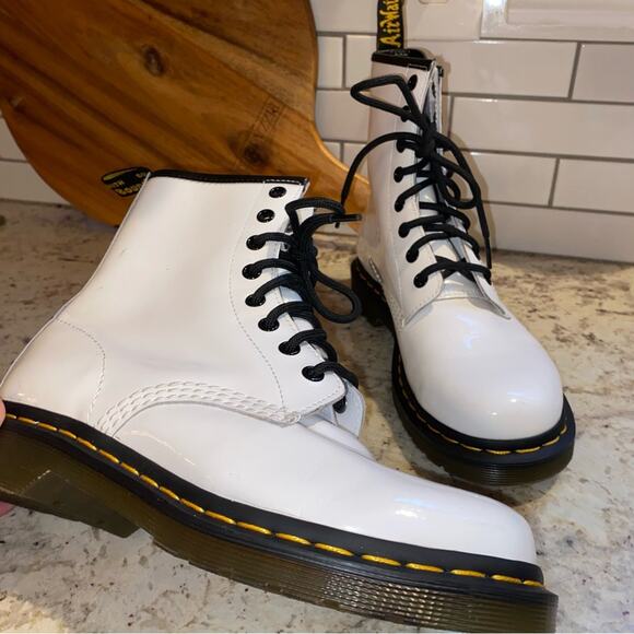 Doc Dr Martens $150 11821 White Gloss Leather Boots 8 Eyelet US Women’s 7 - Picture 2 of 15